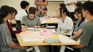 こども達がテーマごとに分かれて話し合う様子(1)