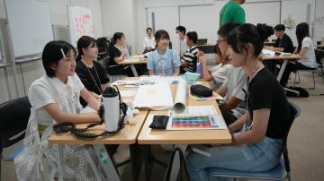 こども達がグループで話し合う様子(1)