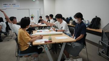 こども達がグループで話し合う様子(2)
