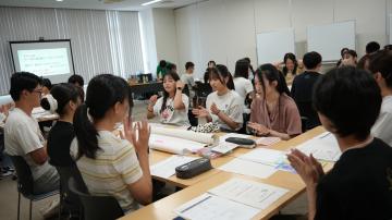 こども達がグループで話し合う様子(3)