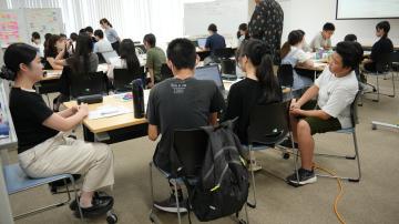 こども達が発表資料を作成する様子