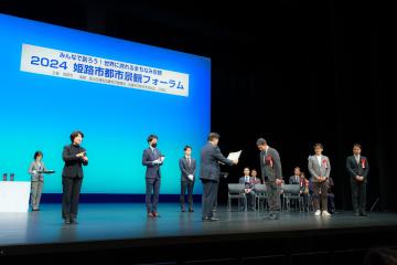 第1部の表彰式において市長が受賞者に表彰状を渡している様子