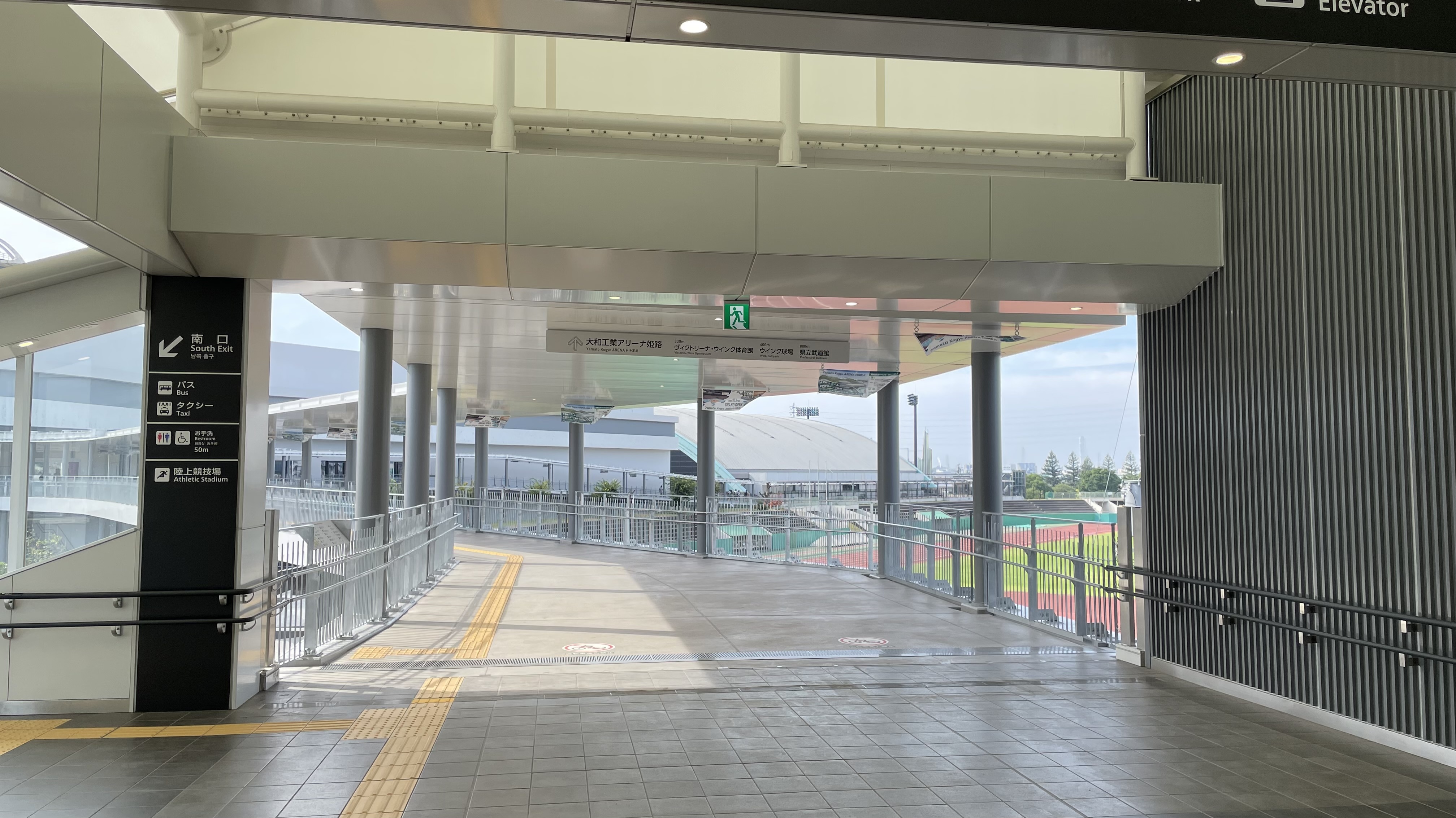手柄山平和公園駅の自由通路から撮影した連絡通路の写真