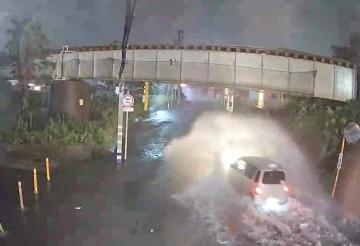 冠水したアンダーパスへ進入した車両の様子