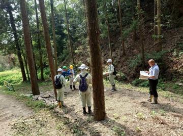 令和7年7月夢咲山で森林大学校生が現地講習を受ける様子1