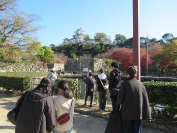 参加者が鷺の清水付近を散策する様子