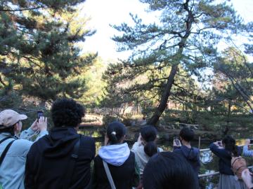 参加者が風景を撮影する様子