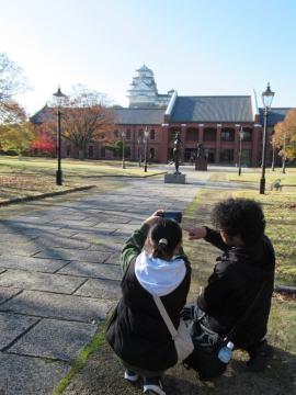 参加者が美術館広場前で撮影する様子