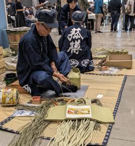 ミニ菰樽を仕上げる職人の作業風景