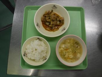 トレーの上で食器に盛られたごはん・普通食の画像