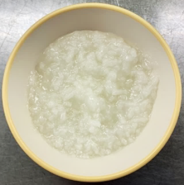 食器に盛られたかゆの画像