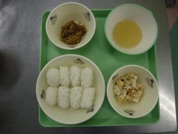 トレーの上で食器に盛られたおにぎり・やわらか食の画像