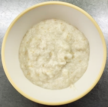 食器に盛られたパンがゆの画像