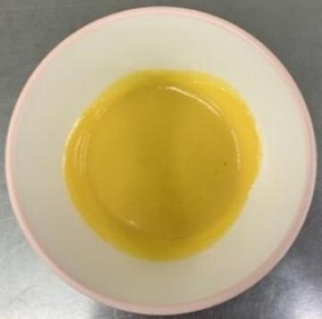 食器に盛られた流動食の画像