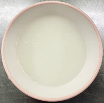 食器に盛られた流動がゆの画像