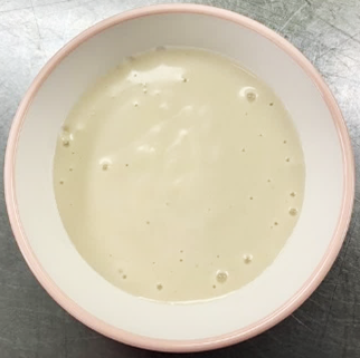 食器に盛られたパン流動がゆの画像