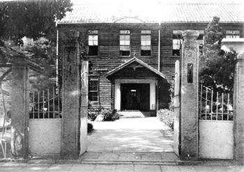 城東小学校の発祥地（写真は高等女学校の画像）