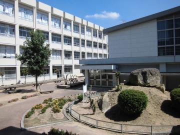 姫路市立東中学校中庭の写真