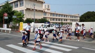 横断歩道を渡る児童を見守る様子