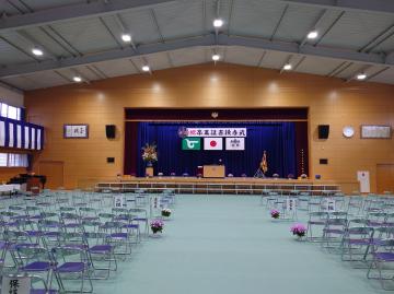 開式前の卒業式会場の写真