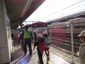 姫路駅のホームを歩いている児童の写真