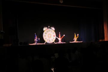 時計のダンスを踊るバレエ団の写真