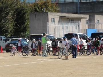 自転車教室のために集まって来た児童の写真