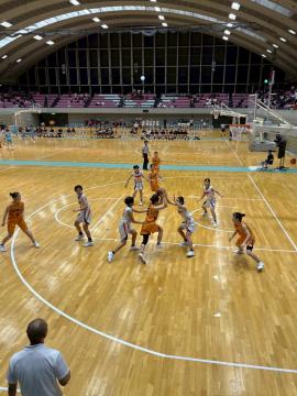 日ノ本学園相手に攻めている様子