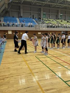 表彰式の様子。選手が優勝カップを受け取っています。