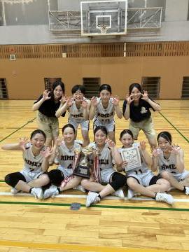 優勝カップを持って集合している選手たちの様子