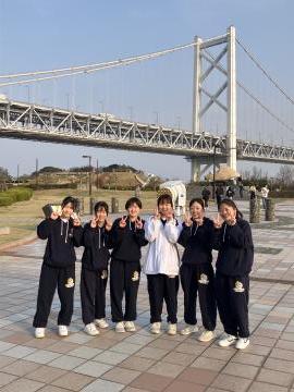 瀬戸大橋を背景に集合している様子