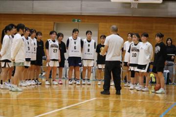 監督の指示を聞いている様子