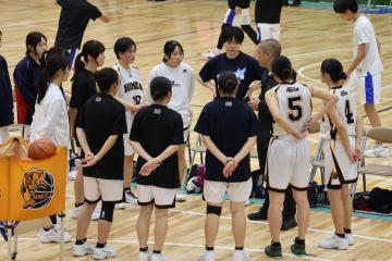 両チームのメンバーが集まっている様子