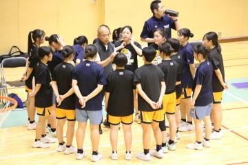 試合前の最終確認をしている様子