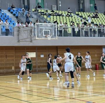 コートで試合に参加する選手の様子