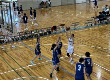 大きい選手を躱してシュートを打っている様子