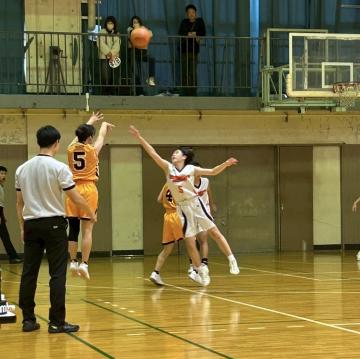 打点の高いシュートを打っている様子