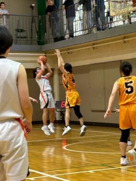 相手のシュートをブロックに跳んでいる様子