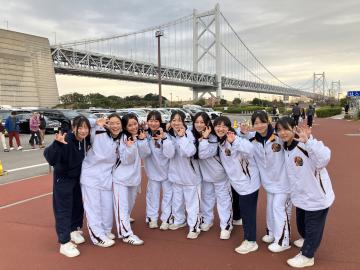 瀬戸大橋を背に集合している様子