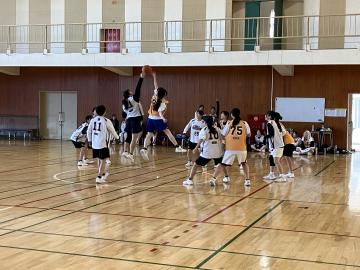 試合が始まる様子