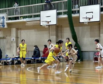 大きな相手を守っている様子