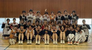 卒業生も一緒に集合している様子