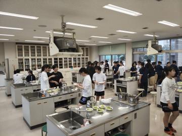 夕食の支度をしている様子