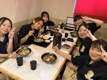 別グループの食事をしている様子