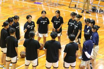 試合前に集合してプレーの確認をしている様子
