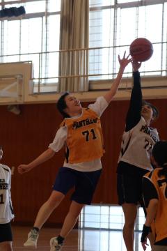 ボールに競り合っている様子