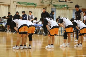 対戦チームに敬意を払って礼をしている様子