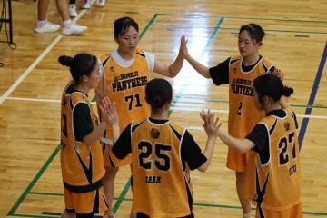 チーム5人でハイタッチしている様子