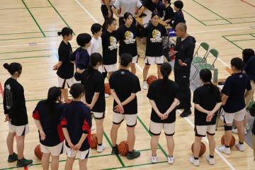 指示を聞くために全員が集合している様子