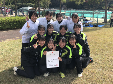 県新人大会団体戦で記念写真を撮影する女子テニス部員